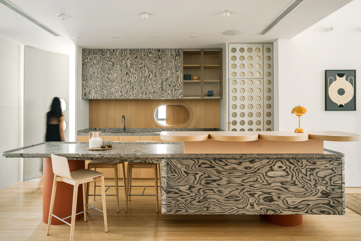 Bàn đảo được sử dụng như quầy bar và chỗ ngồi ăn uống. Ảnh: Studio Stacked