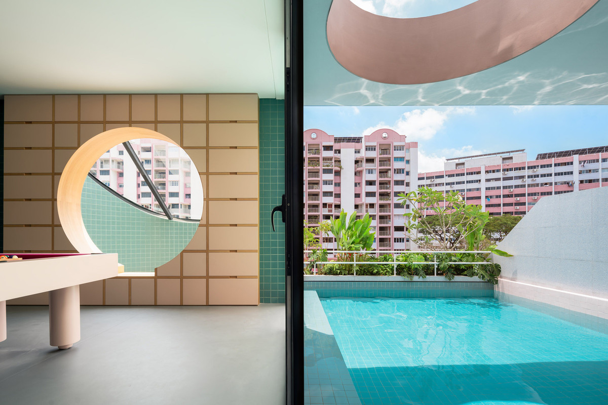 Tầng trên cùng dành cho các tiện nghi giải trí, đặt phía dưới giếng trời hình tròn. Ảnh: Studio Stacked