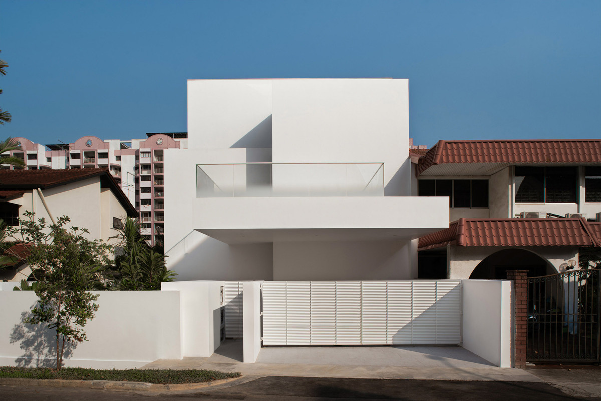 Nằm giữa một khu dân cư đông đúc tại Singapore, ngôi nhà có quy mô 3 tầng là không gia sinh sống của một gia đình trẻ. Ý tưởng thiết kế công trình được lấy cảm hứng từ hang động tự nhiên, nổi bật với các hình khối khỏe khoắn bên ngoài và không gian rộng lớn bên trong. Ảnh: Studio Stacked