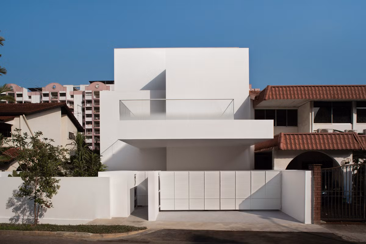 Nằm giữa một khu dân cư đông đúc tại Singapore, ngôi nhà có quy mô 3 tầng là không gia sinh sống của một gia đình trẻ. Ý tưởng thiết kế công trình được lấy cảm hứng từ hang động tự nhiên, nổi bật với các hình khối khỏe khoắn bên ngoài và không gian rộng lớn bên trong. Ảnh: Studio Stacked