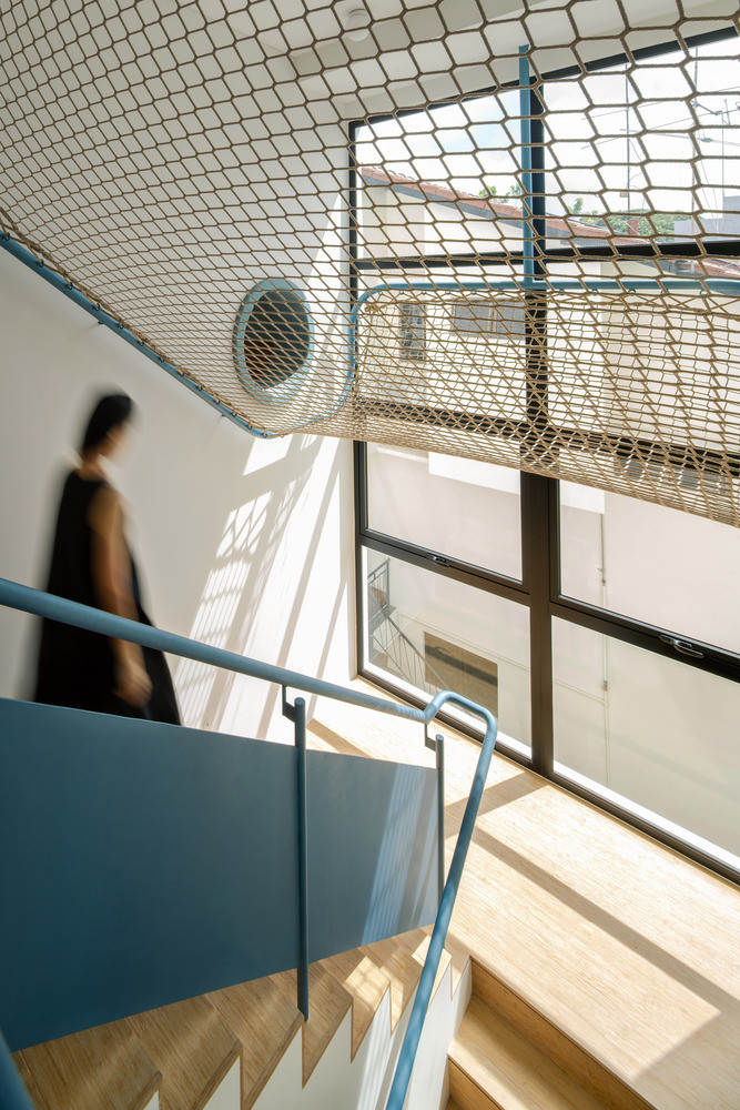 Tổ chức không gian và bố trí tiện ích nội thất là trọng tâm của giải pháp thiết kế. Toàn bộ mặt sau ngôi nhà được lắp đặt vách kính để lấy sáng tự nhiên. Ảnh: Studio Stacked