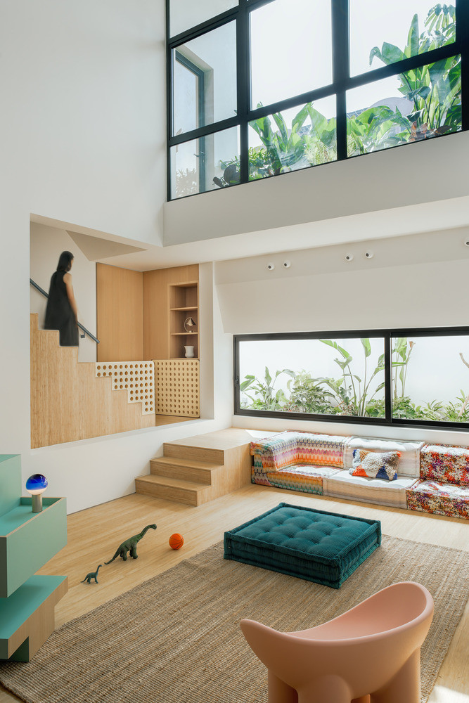 Các không gian như bếp, khu vực ăn uống, phòng khách đa năng và phòng học gia đình ở tầng hai được ưu tiên sự kết nối và khuyến khích tương tác giữa các thành viên trong gia đình. Ảnh: Studio Stacked