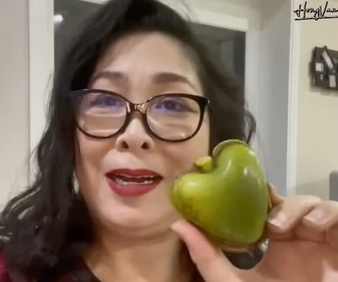 Mới đây, NSND Hồng Vân khoe "tác phẩm" ổi hình trái tim do ông xã trồng tại Long Hải (Vũng Tàu). Ảnh chụp màn hình