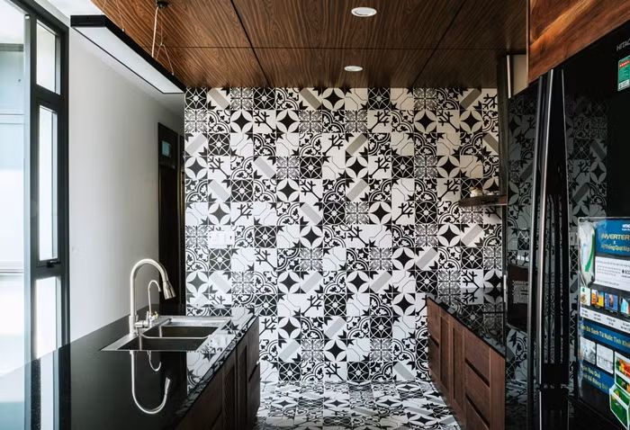 Tường gạch bông với gam màu đen - trắng cá tính là điểm nhấn của nhà bếp. Ảnh: Cung Vịt