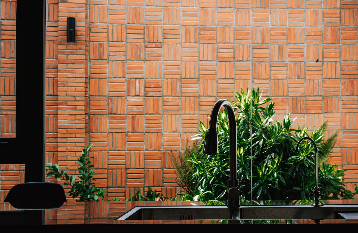 Thiết kế hướng đến một không gian sống ấm cúng, cây xanh đan xen khắp, tạo bầu không khí thực sự thư thái. Ảnh: Cung Vịt