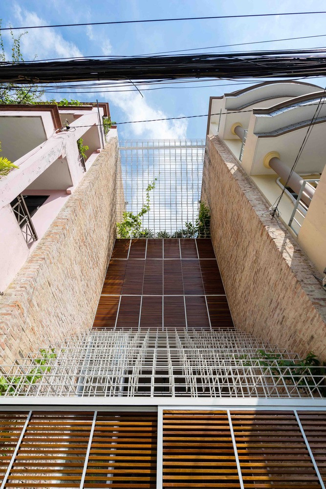 Các mảng tường, sàn không cần thiết dỡ bỏ để mở rộng không gian, đồng thời lộ ra một khối “đặc” lớn, và được “may” vào hai bức tường bên hông bằng các hệ khung lớn ở phía trước và bên trên. Ảnh: Quang Đàm