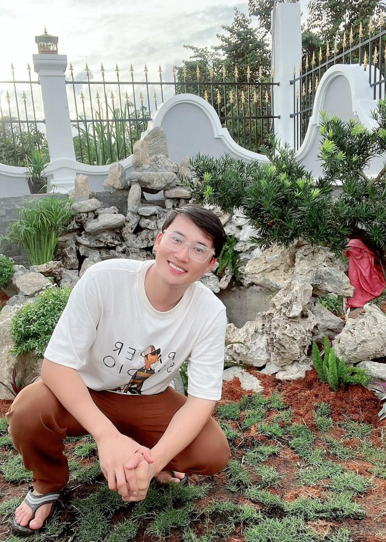 Khu vực sân vườn do đích thân Hà Trí Quang bốc vác từng bao đất, đắp từng viên đá. Ảnh: FBNV