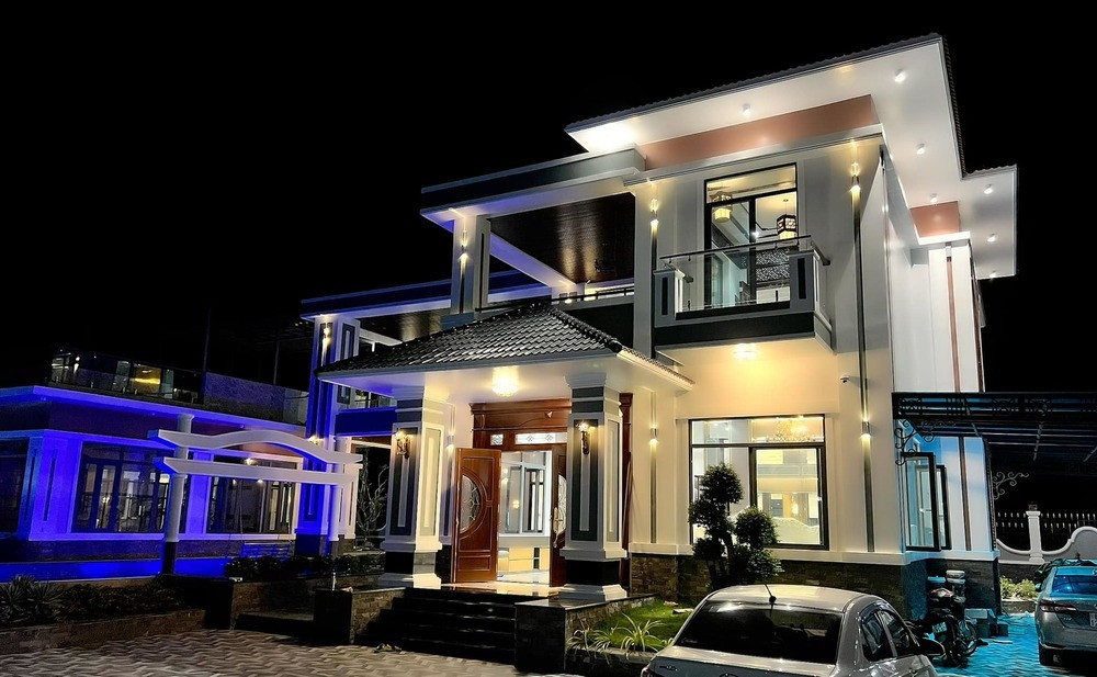 Căn biệt thự lung linh dưới ánh đèn buổi tối. Ảnh: FBNV