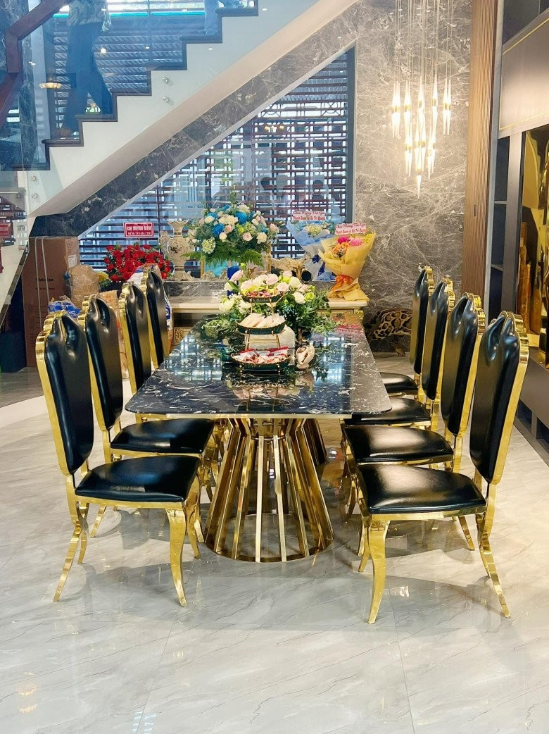 Nội thất đều được mạ vàng sáng bóng và sắp xếp hợp lý. Ảnh: FBNV