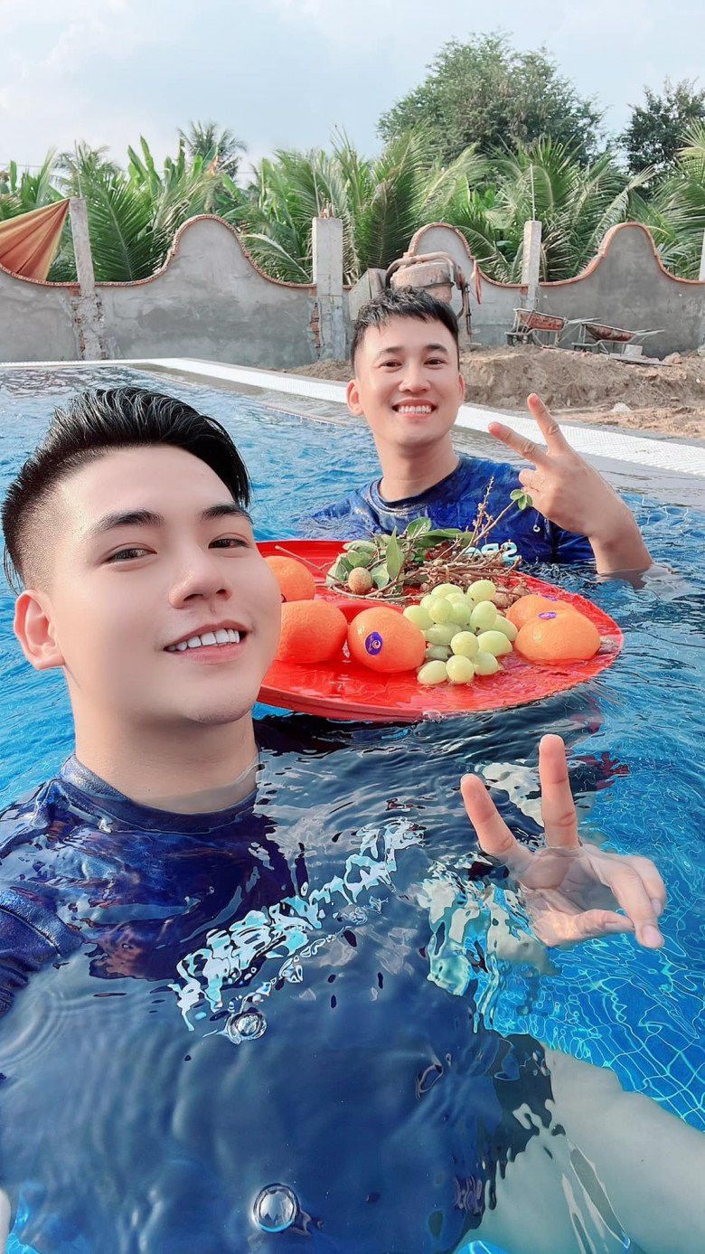 Trong nhà còn có hồ bơi để thư giãn. Ảnh: FBNV