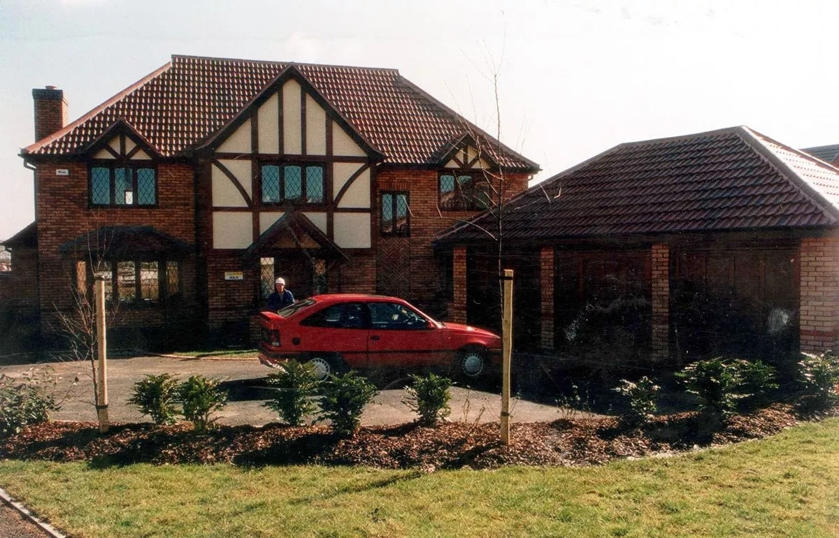 Căn biệt thự của Lee Ryan trị giá 1 triệu bảng (khoảng 30 tỷ đồng) có hồ bơi, sân tennis và bể sục. Ảnh: DM