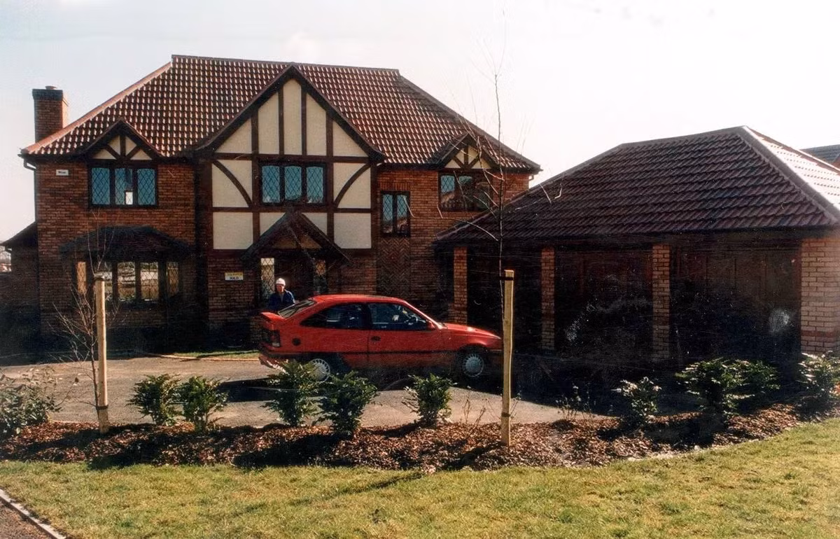 Căn biệt thự của Lee Ryan trị giá 1 triệu bảng (khoảng 30 tỷ đồng) có hồ bơi, sân tennis và bể sục. Ảnh: DM