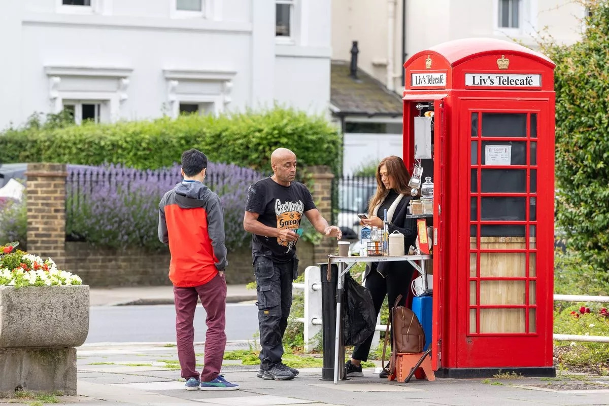 Sau thời gian khó khăn, nhiều người bắt gặp Ryan đang vui vẻ với công việc thợ sơn tường. Ông nói thu nhập không cao nhưng đủ nuôi sống bản thân và trả tiền thuê nhà. Ảnh: The Sun