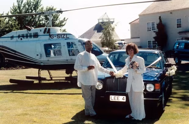 Sau khi mãn hạn tù, Lee Ryan vung tiền mua một dinh thự có bể bơi, 2 siêu xe Ducati, một chiếc máy bay riêng, một trực thăng và sở hữu bộ sưu tập xe sang của Ferrari, Porsche và BMW. Ảnh: The Sun