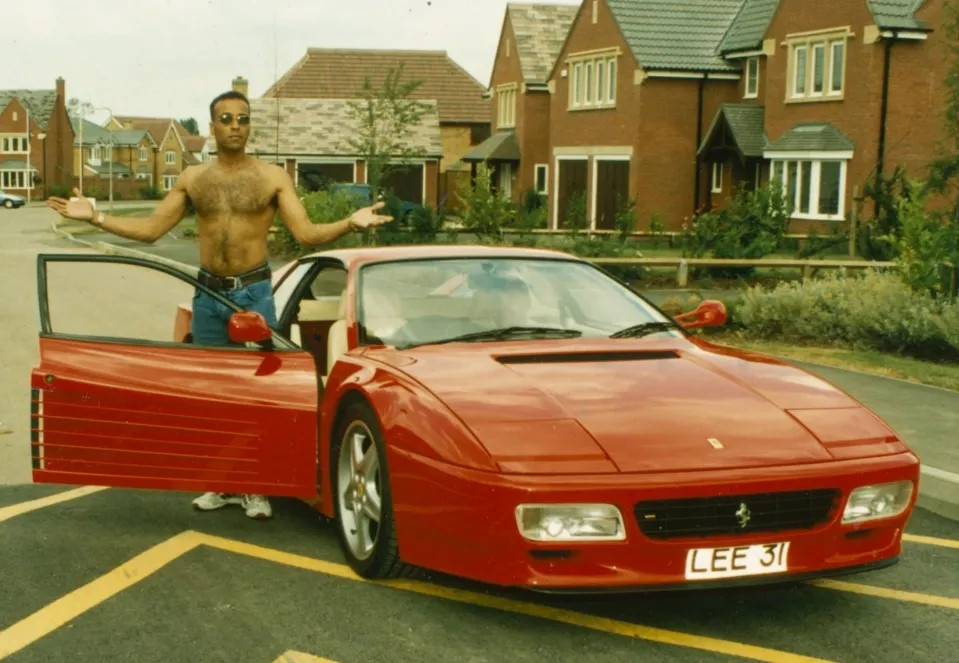 Khi nghe tin có người âm mưu bắt cóc con mình, Lee Ryan buộc phải thuê một cựu đặc nhiệm Anh làm vệ sĩ. Sau đó, người quản gia lấy trộm 40.000 bảng Anh (khoảng 1,3 tỷ đồng) còn chiếc Ferrari trị giá 145.000 bảng Anh (tương đương 4,7 tỷ đồng) cũng bị đốt phá. Ảnh: The Sun