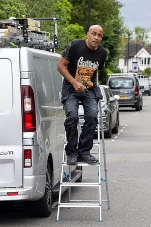 Tuy nhiên, cuộc sống sau khi trúng xổ số của Lee Ryan không êm đềm như suy nghĩ ban đầu. Các mối quan hệ với bạn bè và gia đình của Lee Ryan dần rạn nứt. Ảnh: Mirror