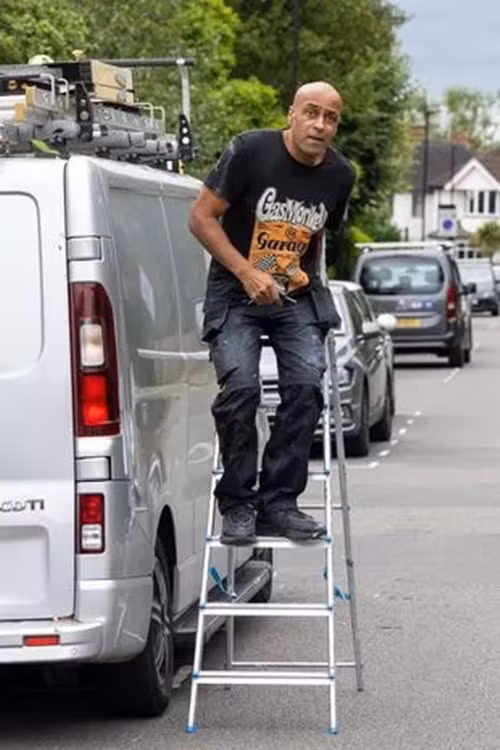 Tuy nhiên, cuộc sống sau khi trúng xổ số của Lee Ryan không êm đềm như suy nghĩ ban đầu. Các mối quan hệ với bạn bè và gia đình của Lee Ryan dần rạn nứt. Ảnh: Mirror