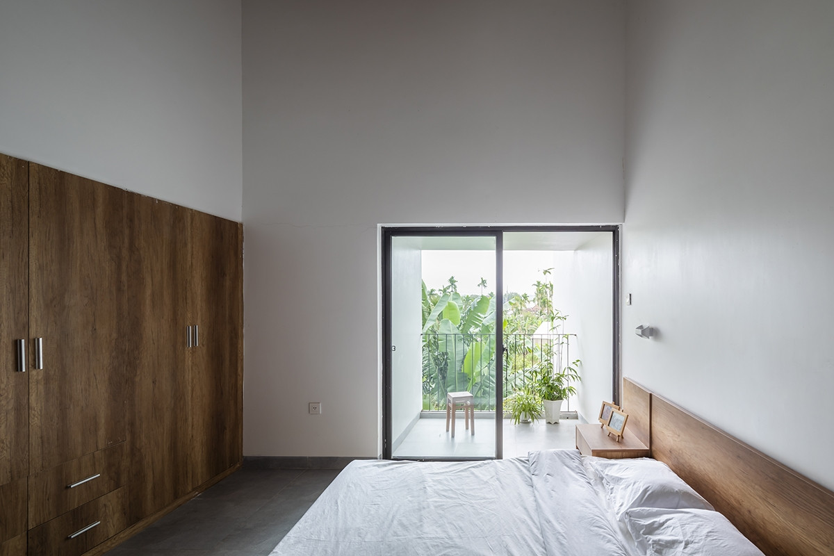 Các phòng ngủ vẫn giữ được sự kết nối với không gian chung nhờ hệ thống cửa sổ và ban công thoáng đãng. Ảnh: Hiroyuki Oki