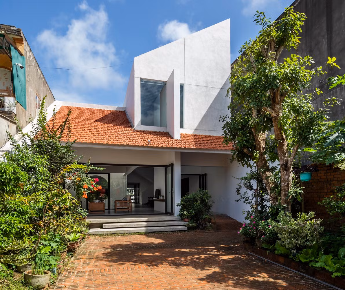 Khoảng sân như một ốc đảo xanh giữa lòng thành phố, mang đến cảm giác bình yên và thư thái. Ảnh: Hiroyuki Oki