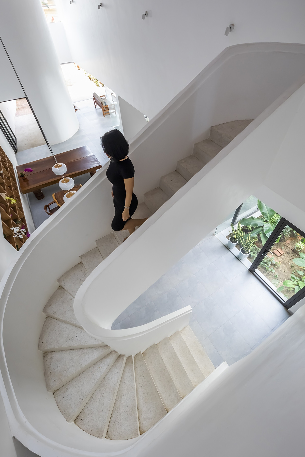  Cầu thang uốn lượn tinh tế, thể hiện tính chất đương đại trong cách thiết kế nhà. Ảnh: Hiroyuki Oki