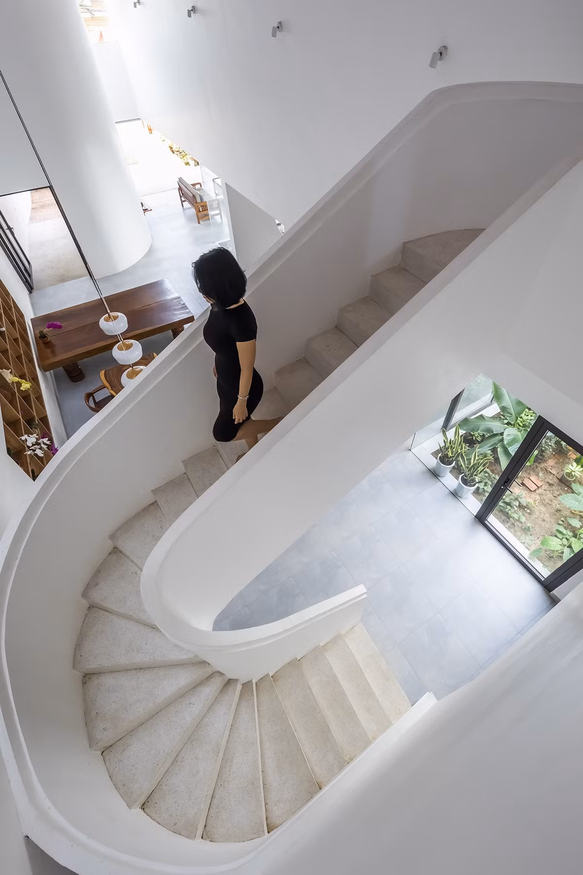  Cầu thang uốn lượn tinh tế, thể hiện tính chất đương đại trong cách thiết kế nhà. Ảnh: Hiroyuki Oki