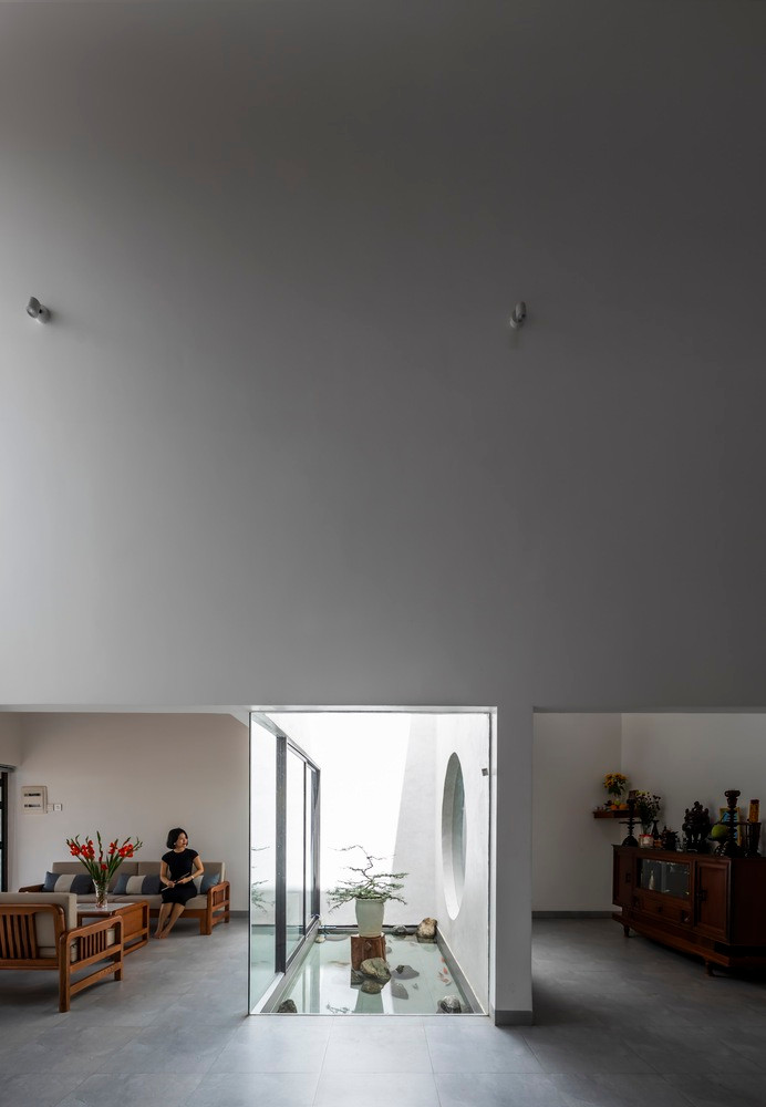 Hoài niệm về quá khứ hiện diện trong nhà qua cách bố trí bàn thờ ở trung tâm, dễ dàng kết nối mọi không gian sinh hoạt ở tầng trệt. Ảnh: Hiroyuki Oki