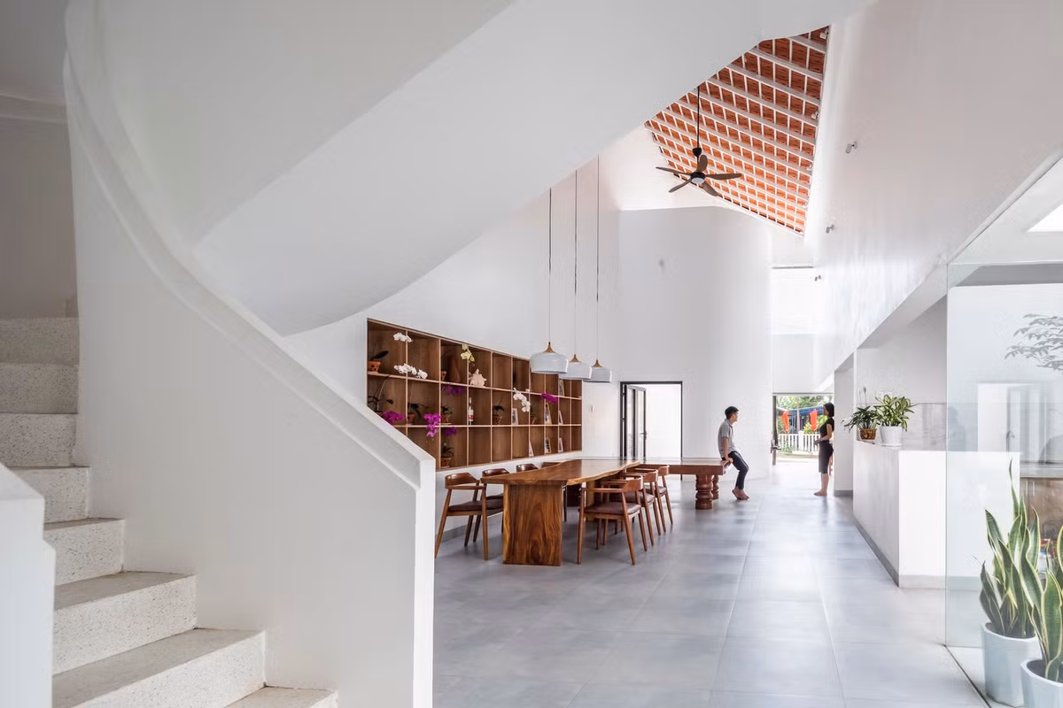 Từ sân trong, ánh sáng mặt trời nhiệt đới rực rỡ trở nên dịu nhẹ và dần chuyển thành những sắc thái tối hơn của đồ nội thất. Ảnh: Hiroyuki Oki