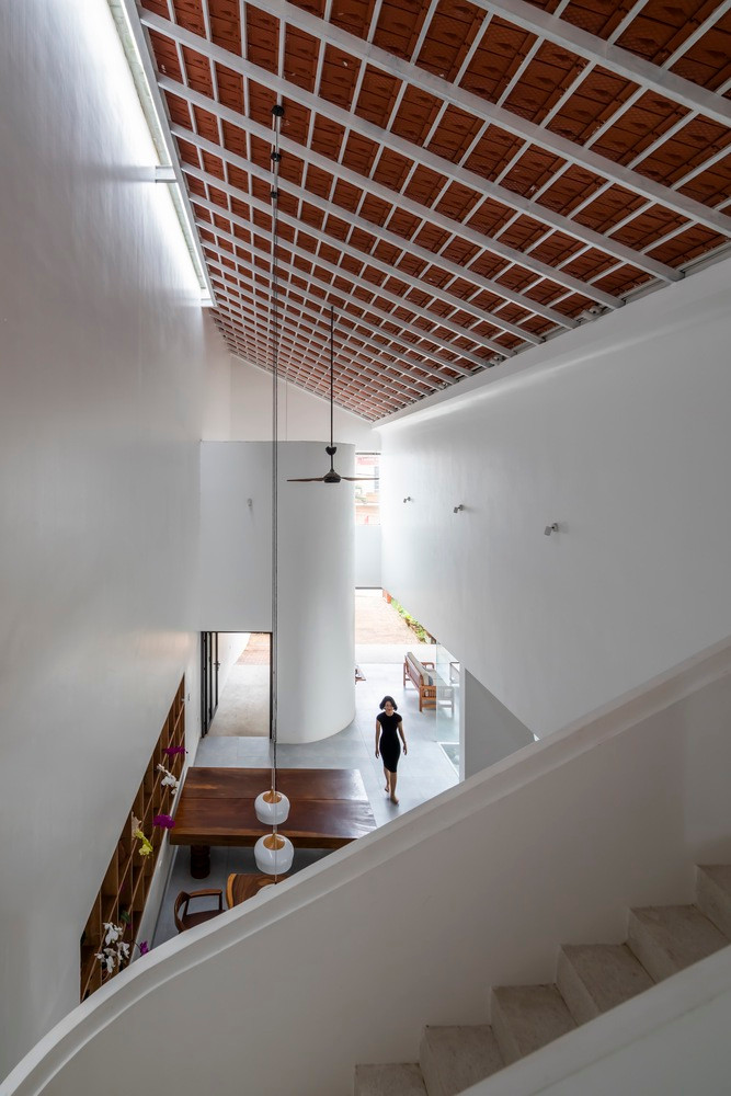 Việc tận dụng tối đa ánh sáng tự nhiên qua sân trong, giếng trời... mang đến không gian sống xanh, mát mẻ đồng thời góp phần tiết kiệm năng lượng đáng kể. Ảnh: Hiroyuki Oki