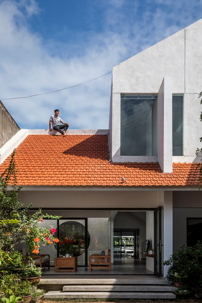Mái ngói đỏ tươi vừa là điểm nhấn rực rỡ tô điểm cho căn nhà mà vừa mang đến một vẻ đẹp truyền thống, gợi nhớ những mái nhà xưa. Ảnh: Hiroyuki Oki