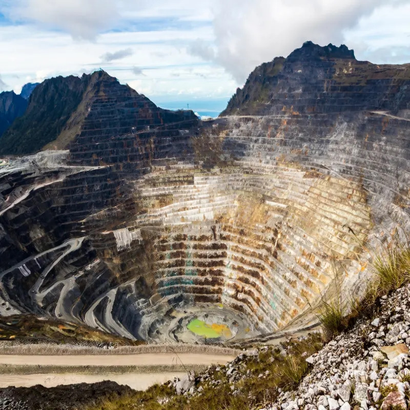 Khai khoáng là một trong những ngành quan trọng nhất của Indonesia. Quốc gia này là một trong những nước sản xuất niken, đồng và vàng hàng đầu thế giới. Năm 2023, Indonesia ước tính sản xuất được 110 tấn vàng, tăng 5 tấn so với năm trước. Ảnh: VOA
