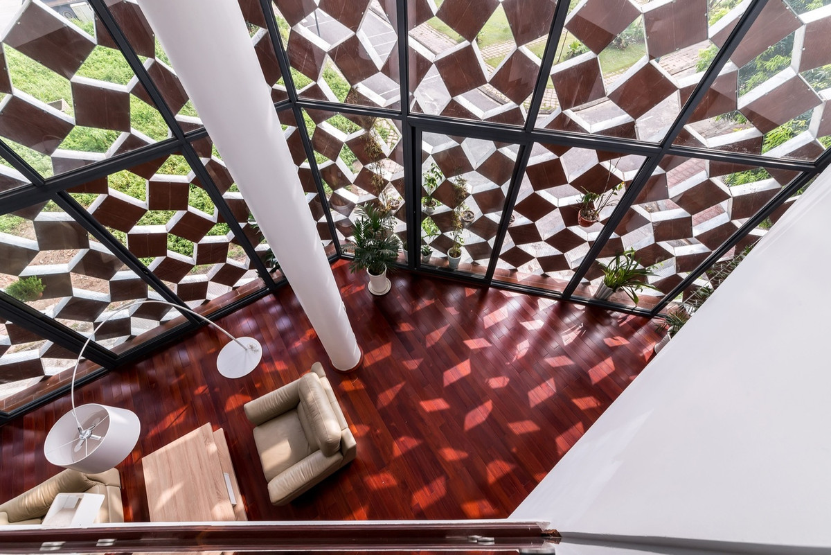 Ấn tượng đầu tiên khi bước chân vào ngôi nhà 6 tầng là không gian vô cùng thoáng đãng, tràn ngập ánh sáng và khí trời. Ảnh: Nguyễn Tiến Thành