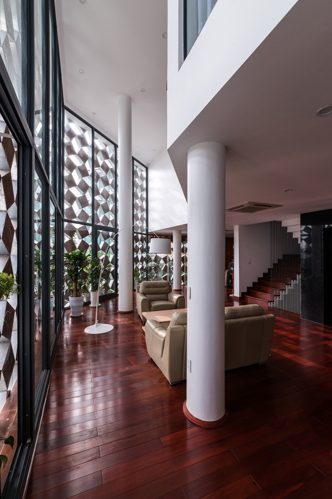 Toàn bộ tầng 1 và tầng 2 là không gian làm việc, tầng 3 là phòng khách, phòng ăn, bếp. Ảnh: Nguyễn Tiến Thành