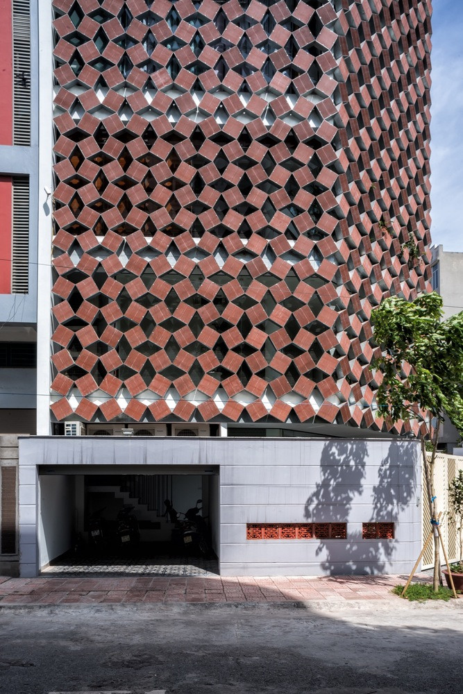 Khác với những ngôi nhà bình thường, công trình đặc biệt này thiết kế độc đáo có mặt trong là lớp kính và mặt ngoài là gạch gốm tái chế được xếp xen kẽ thú vị. Ảnh: Nguyễn Tiến Thành