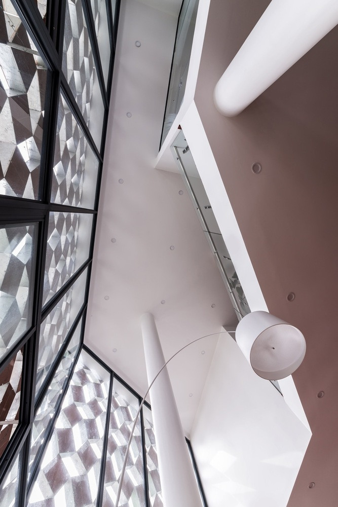 Một số phòng còn được trang bị rèm để giảm bớt ánh sáng khi có nắng gắt. Ảnh: Nguyễn Tiến Thành