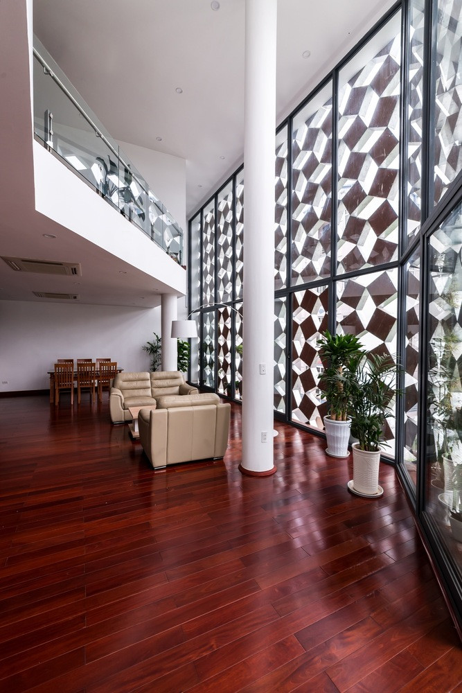 Với lợi thế diện tích rộng, ngôi nhà vừa được thiết kế vừa là không gian sinh hoạt cho gia đình vừa là nơi làm việc. Ảnh: Nguyễn Tiến Thành