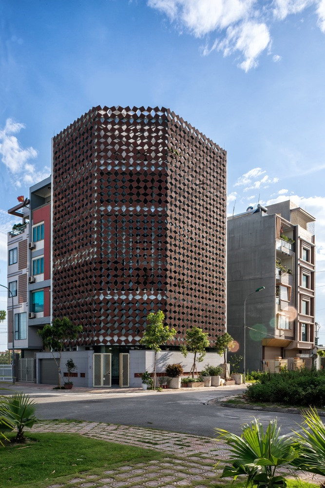 Nằm ngay ngã tư đường tại Đông Anh (Hà Nội), ngôi nhà 6 tầng thu hút mọi ánh nhìn của người qua đường bởi thiết kế khác lạ chẳng giống bất kỳ ngôi nhà nào cùng khu phố. Ảnh: Nguyễn Tiến Thành