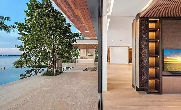 Phòng khách nối với hiên nhà bên bờ sông. Ảnh: Pagesix