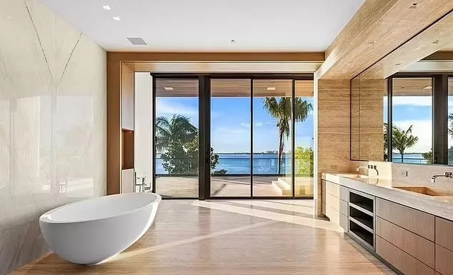 Phòng tắm ngập tràn ánh sáng. Ảnh: Pagesix