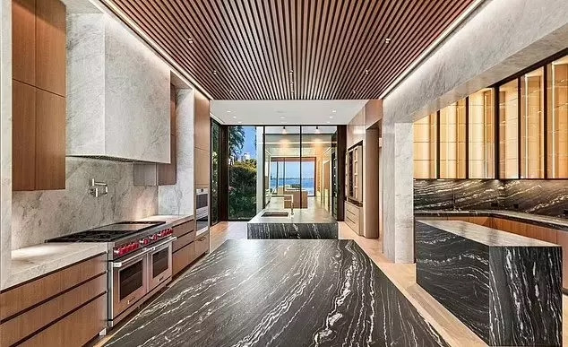 Phòng bếp rộng với các mặt bàn đá cẩm thạch và thiết bị hiện đại, phong cách. Ảnh: Pagesix