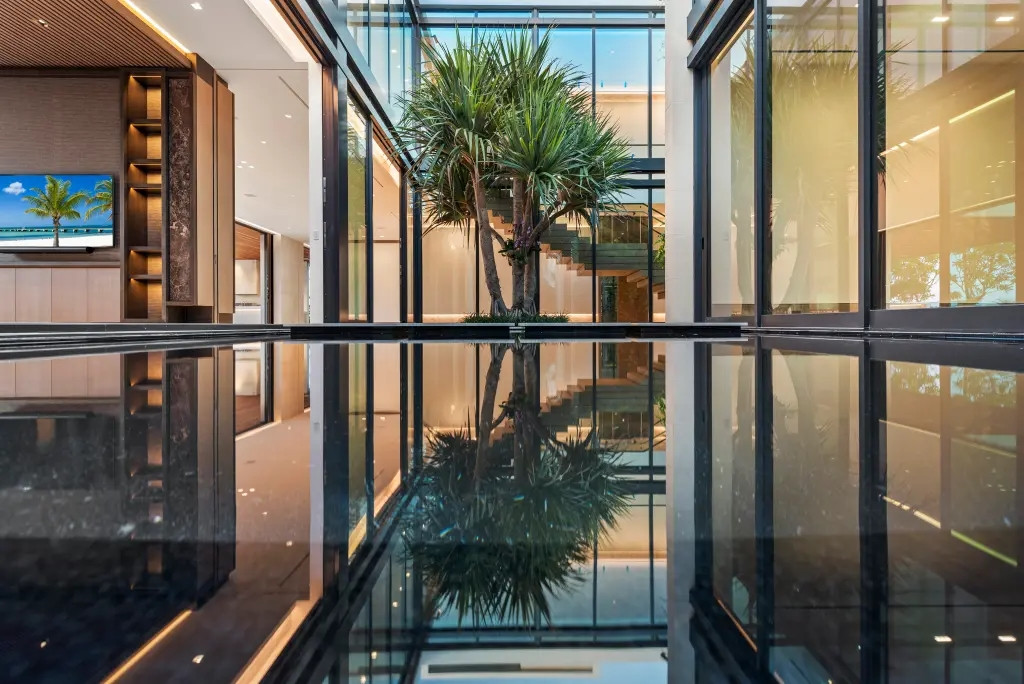 Hầu hết các phòng trong ngôi nhà của vợ chồng David Beckham - Victoria đều có tầm nhìn ra hồ nước phản chiếu hoặc bể bơi. Ảnh: Pagesix