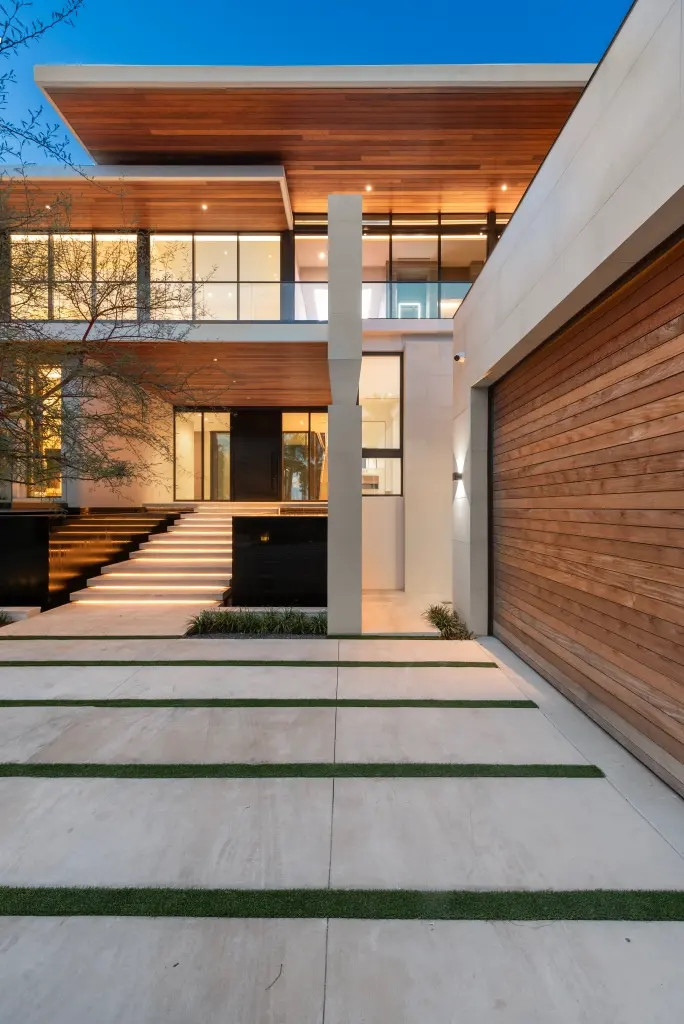 Biệt thự cũng có một gara để được 3 ô tô và có thang máy. Ảnh: Pagesix