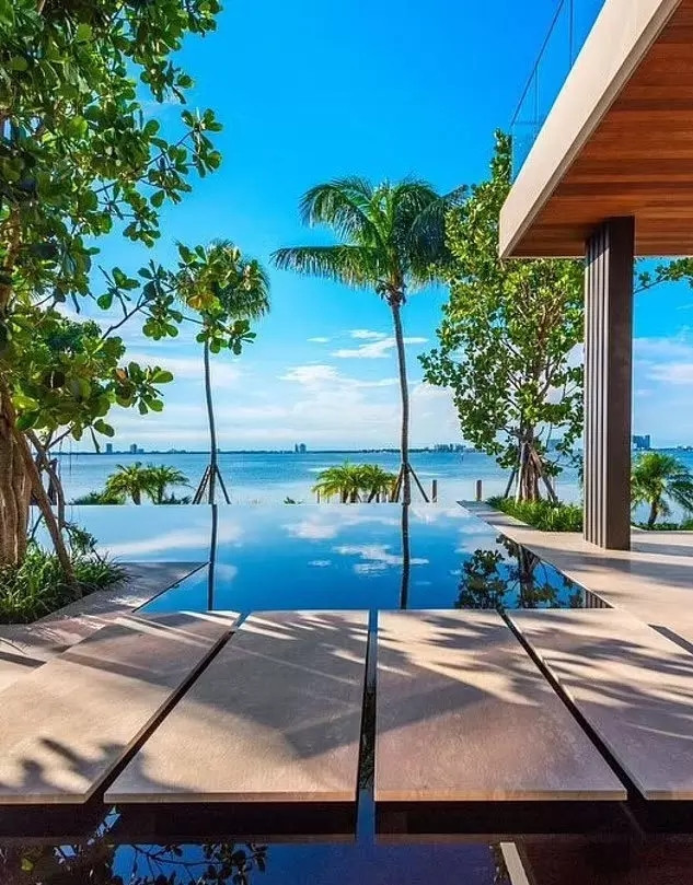 Bể bơi vô cực ngoài trời tuyệt đẹp. Ảnh: Pagesix