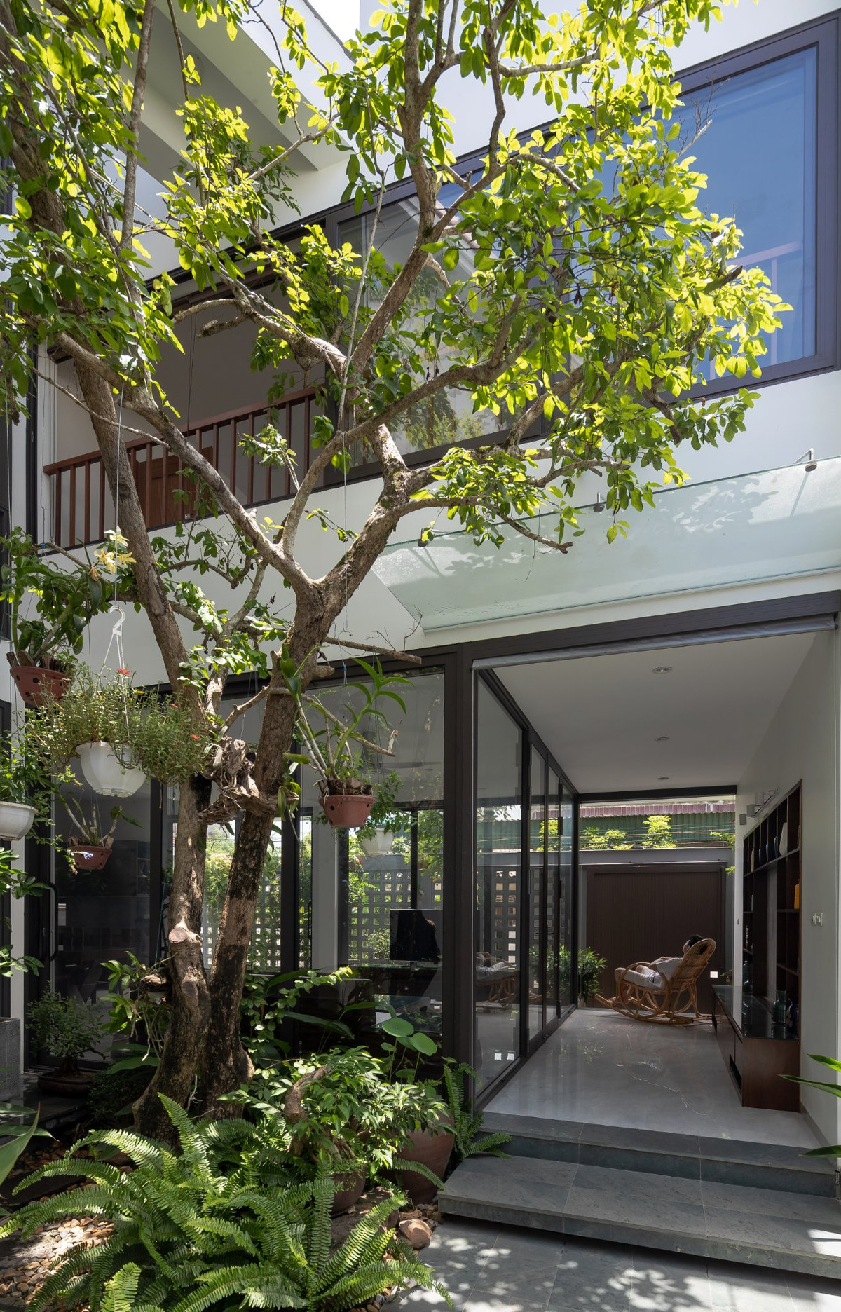 Dựa trên nhu cầu vừa ở vừa kinh doanh của gia đình, kiến trúc sư chia khu đất rộng 300m2 thành 2 phần là động và tĩnh. Phần “động” để dành cho khu vực kinh doanh, còn phần “tĩnh” phía sau là khu nhà ở riêng tư. Ảnh: Triệu Chiến