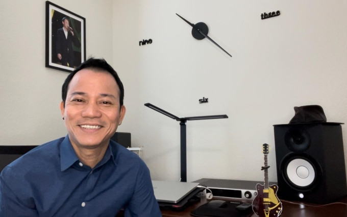 Góc làm việc của Chế Phong trong nhà di động. Ảnh chụp màn hình