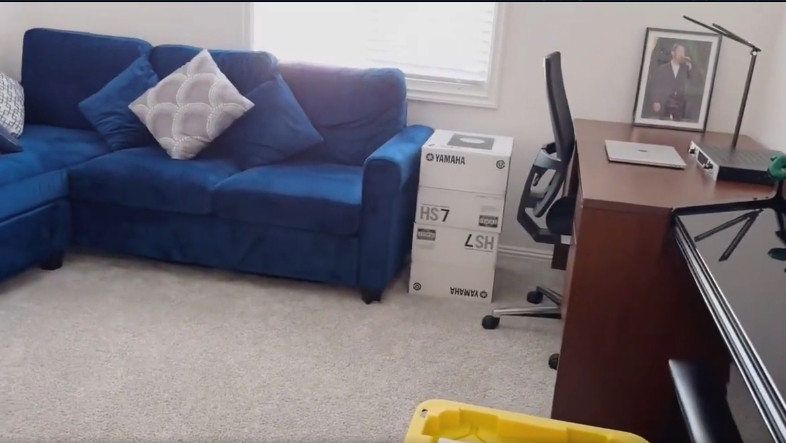 Nam ca sĩ chuyển về căn nhà này từ cuối năm 2023. Nhà có sân vườn, gồm 3 phòng ngủ và phòng khách ấm cúng. Ảnh chụp màn hình