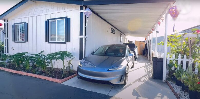 Ngôi nhà của Chế Phong nằm trong một khu vực thoáng đãng, kết hợp giữa hiện đại và mộc mạc. Phía trước có chỗ đậu xe ô tô và một khoảng sân nhỏ. Ảnh chụp màn hình