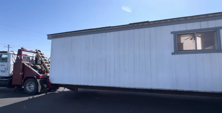 Đây là kiểu nhà phổ biến tại các khu dân cư tạm thời hoặc dành cho những người thích cuộc sống giản dị, tiện nghi nhưng vẫn đảm bảo yếu tố thẩm mỹ. Ảnh chụp màn hình