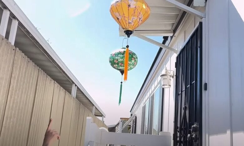 Trước hiên nhà, ca sĩ Chế Phong treo nhiều đèn lồng khiến khung cảnh thêm lãng mạn. Ảnh chụp màn hình