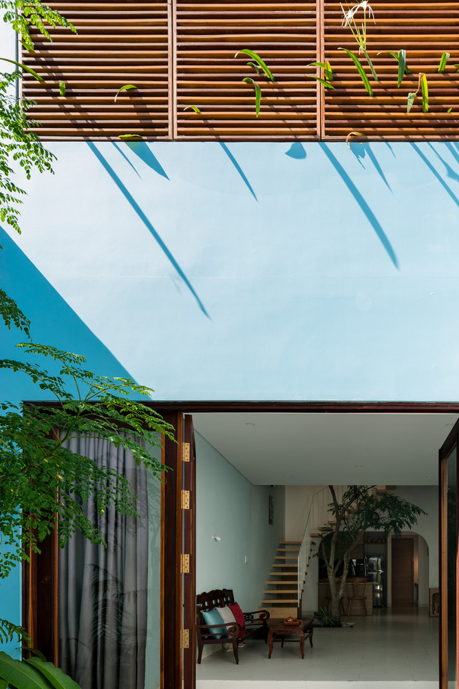 Nhận thấy nền móng và kết cấu của căn nhà còn tốt, đủ tiêu chuẩn để xây thêm 2 tầng nên kiến trúc sư quyết định chồng tầng, tận dụng phần móng, cột sàn và phần thô của nhà cũ. Ảnh: Quang Đàm