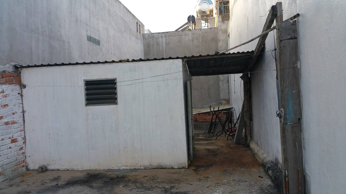 Ngôi nhà cũ khá bí do sảnh trước là một ki-ốt bán hàng, tường và trần nhà ốp ván nhựa kín bưng, không bố trí cửa thông gió. Giếng trời bố trí chưa hợp lý nên chủ yếu cung cấp ánh sáng cho gian bếp trong khi toàn bộ ngôi nhà vẫn thiếu sáng. Ảnh: Quang Đàm